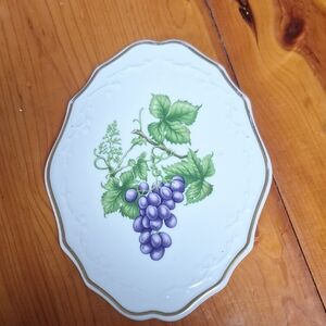 Lenox White Plate with Purple Grapes and Green Leaves